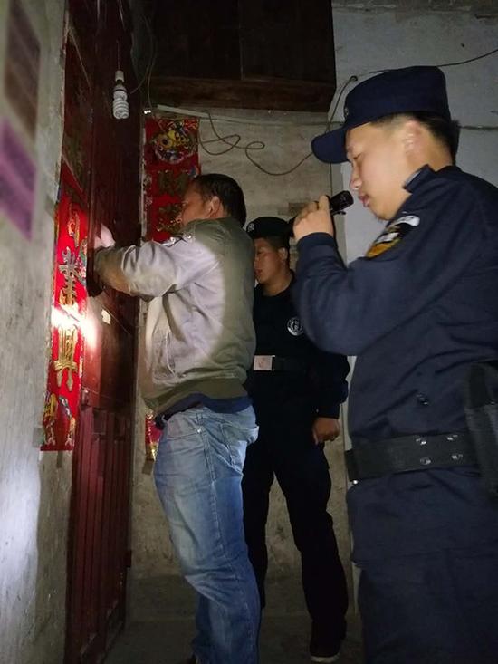 雅安粗心妈妈误将幼女锁家中 民警全城寻开锁师傅开门